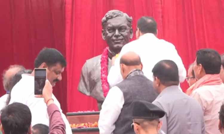 राजनाथ सिंह ने स्वर्गीय बिंदेश्वर पाठक की प्रतिमा का अनावरण किया
