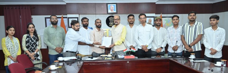रायपुर : राज्यपाल श्री डेका से अटल बिहारी वाजपेयी विश्वविद्यालय के विद्यार्थियों ने की मुलाकात