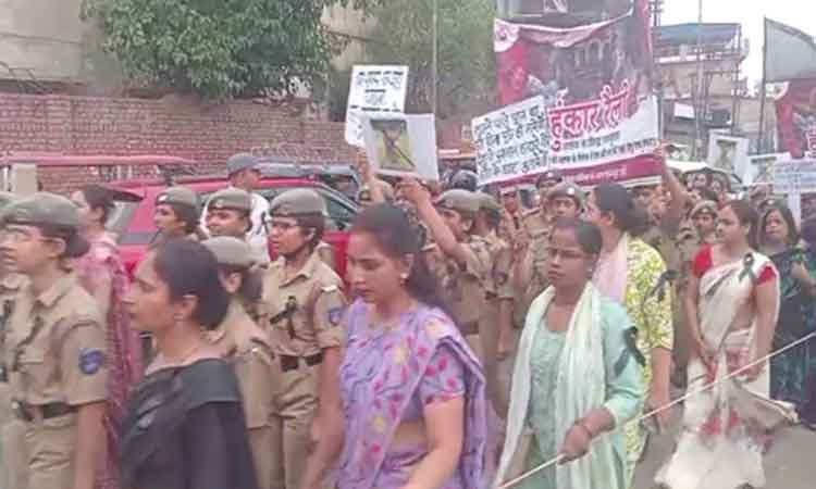 पहलगाम में हुए आतंकी हमले के विरोध में मथुरा में छात्राओं ने निकाली हुंकार रैली