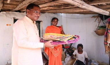 रायपुर : मुख्यमंत्री श्री विष्णु देव साय ने कमार बस्ती में बांस शिल्प को सराहा: परिवार में शादी के लिए स्वयं खरीदे पर्रा, धुकना और सुपा