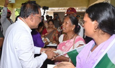 रायपुर : मुख्यमंत्री ने तिरंगा यात्रा के अवसर पर शहीदों के परिजनों को शाल और श्रीफल भेंटकर सम्मानित किया