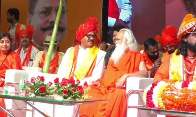 लखनऊ में धर्म संसद के कार्यक्रम में प्रदेश के उपमुख्यमंत्री बृजेश पाठक हुए शामिल