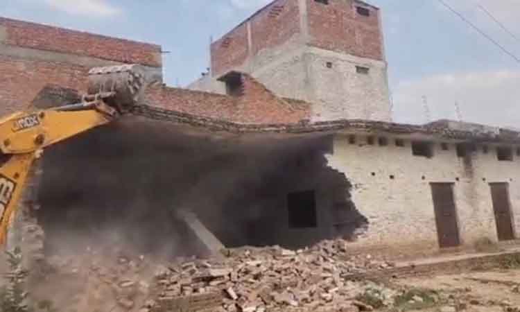 फतेहपुर में सरकारी जमीन पर बने मदरसे पर हुई बुलडोजर कार्रवाई