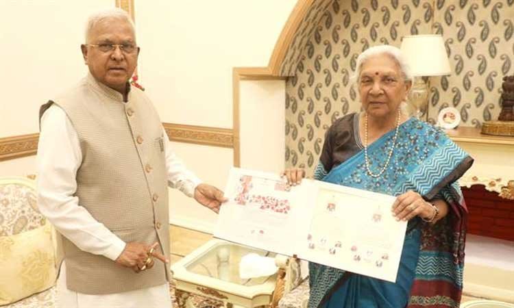 राज्यपाल श्री मंगुभाई पटेल से उत्तरप्रदेश की राज्यपाल श्रीमती आनंदीबेन पटेल की सौजन्य भेंट