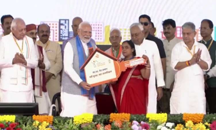बिहार के सिवान में पीएम मोदी ने रखी ₹5,900 करोड़ की परियोजनाओं की नींव, पीएम आवास योजना के लाभार्थियों को सौंपीं गृहप्रवेश की चाबियां