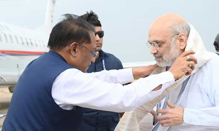 रायपुर : केंद्रीय गृह मंत्री श्री अमित शाह के छत्तीसगढ़ आगमन पर मुख्यमंत्री श्री विष्णुदेव साय ने स्वामी विवेकानंद एयरपोर्ट पर किया स्वागत