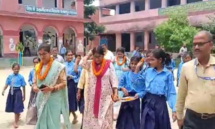 गर्मी छुट्टी के बाद स्कूल खुलने के पहले दिन सरकारी विद्यालय में शिक्षकों ने तिलक लगाकर बच्चों का किया स्वागत