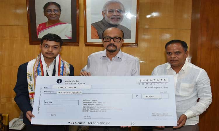 रायपुर : राज्यपाल श्री डेका ने मेधावी छात्र आदित्य का किया सम्मान