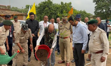 रायपुर : राज्यपाल श्री डेका ने ‘एक पेड़ मां के नाम‘ अभियान के अंतर्गत नीम का पौधा रोपित किया