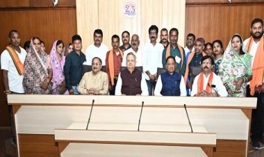 रायपुर : राजनांदगांव के नागरिक प्रतिनिधिमंडल ने की मुख्यमंत्री से सौजन्य भेंट : प्रयास विद्यालय, नालंदा परिसर सहित विभिन्न विकास कार्यों के लिए जताया आभार