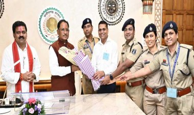 रायपुर : मुख्यमंत्री श्री विष्णु देव साय से राज्य पुलिस सेवा अधिकारियों ने की सौजन्य भेंट