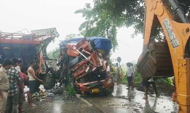 आम और गैस से लदे दो ट्रकों की भीषण टक्कर