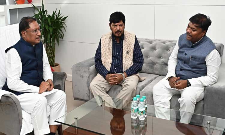 रायपुर : मुख्यमंत्री श्री विष्णु देव साय से केंद्रीय राज्यमंत्री श्री रामदास अठावले ने की सौजन्य मुलाकात