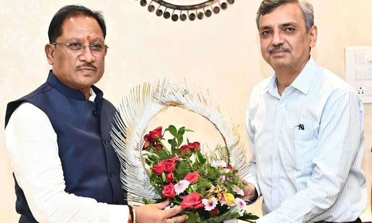 रायपुर : मुख्यमंत्री श्री साय से भारत सरकार में भूमि संसाधन सचिव ने की सौजन्य भेंट