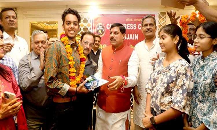 मुख्यमंत्री डॉ. यादव ने पत्रकारों के मेधावी बच्चों का किया सम्मान