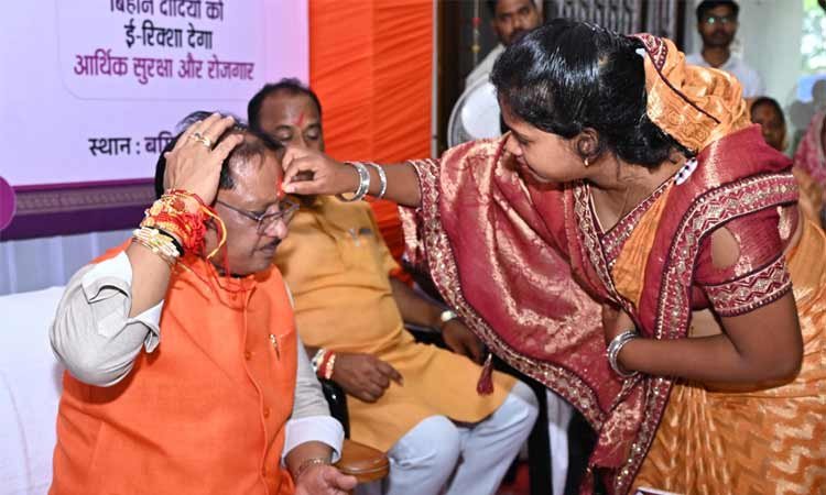 रायपुर : मुख्यमंत्री श्री साय को जशपुर की बहनों ने बांधी राखी