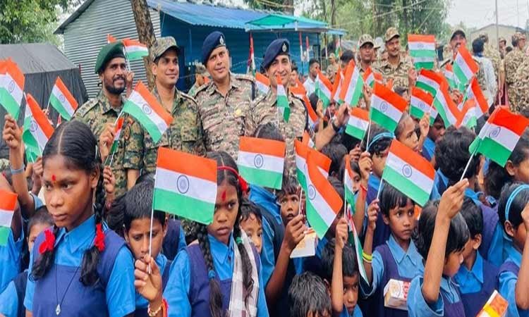 रायपुर : आज़ादी के बाद पहली बार बस्तर के 29 गांवों में शान से लहराया तिरंगा