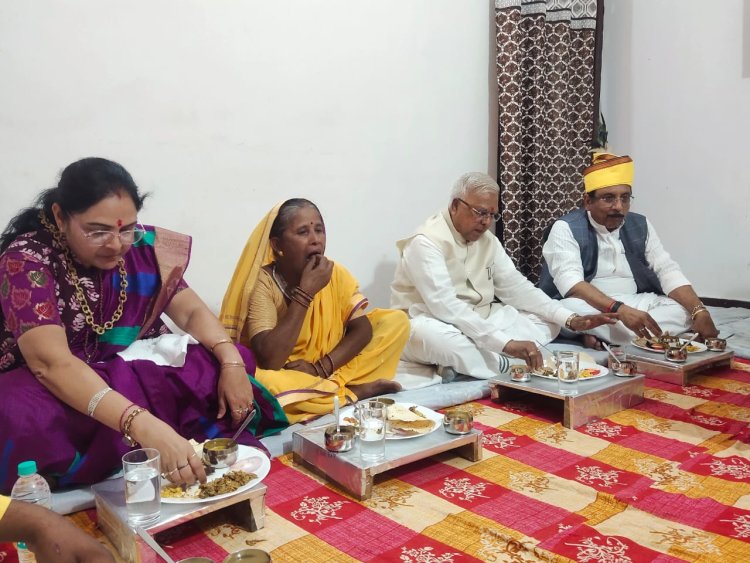 राज्यपाल श्री पटेल ने बिरवा में ईमलाबाई के घर किया भोजन