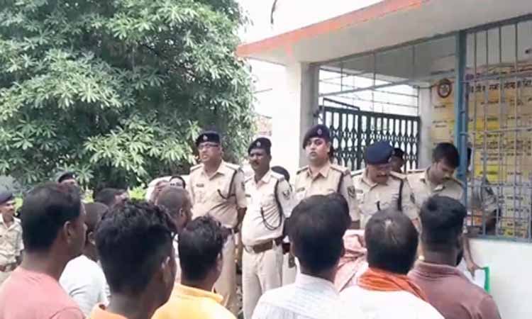 कैमूर में चौकीदार और गुंडा परेड, त्योहार व चुनाव से पहले पुलिस की सख्ती