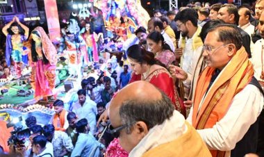 रायपुर : विविध पौराणिक प्रसंगों एवं आधुनिक घटनाओं पर आधारित सुसज्जित झांकियां बनी आकर्षण का केंद्र: झांकियों को देखने रायपुर में उमड़ा जनसैलाब