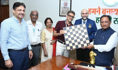 रायपुर : मुख्यमंत्री श्री साय से ग्रैंडमास्टर प्रवीण महादेव थिप्से ने की सौजन्य भेंट