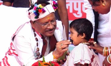 रायपुर : मुख्यमंत्री श्री विष्णुदेव साय का आत्मीय और वात्सल्यपूर्ण व्यवहार : नन्ही बच्ची भूमिका बघेल को दुलारते हुए खिलाया महुआ लड्डू