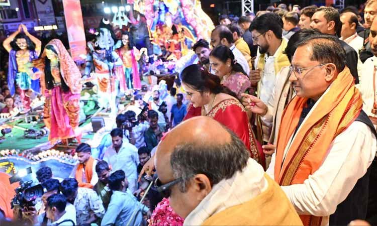 रायपुर : विविध पौराणिक प्रसंगों एवं आधुनिक घटनाओं पर आधारित सुसज्जित झांकियां बनी आकर्षण का केंद्र: झांकियों को देखने रायपुर में उमड़ा जनसैलाब