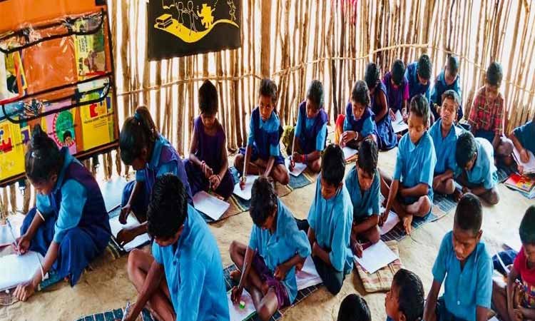 माओवादी प्रभावित सुरपनगुड़ा गाँव में शिक्षा की नई रोशनी, युक्तिकरण योजना से मिली नियमित शिक्षक की सौगात