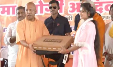 वाराणसी में सीएम योगी ने छात्र-छात्राओं को वितरित किए प्रमाण पत्र, लैपटॉप और सिलाई मशीन, नारी सम्मान पर दिया जोर