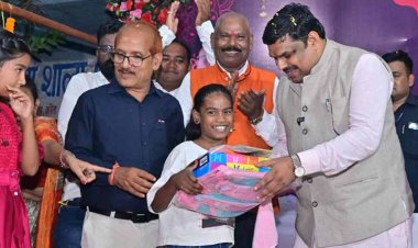 रायपुर : शिक्षा मंत्री गजेन्द्र यादव ने बच्चों संग “विष्णु के दिया”  कार्यक्रम में मनाई दीपावली — शिक्षा, संस्कृति और आनंद का संगम