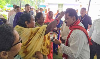 रायपुर : प्रदेश में पहली बार दीपावली पर उपमुख्यमंत्री श्री विजय शर्मा ने किया  स्वच्छता दीदियों व कमांडो के साथ जलपान एवं स्नेहिल सम्मान