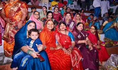 रायपुर : मंत्री श्रीमती लक्ष्मी राजवाड़े ने , सूर्यदेव को अर्पित किया संध्या अर्घ्य