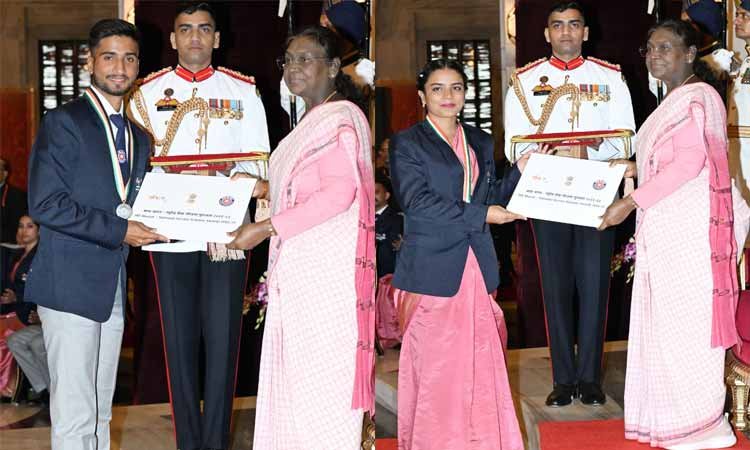 राष्ट्रपति ने एनएसएस के स्वयंसेवक आयुषी सिन्हा एवं सौमित दुबे को किया पुरस्कृत
