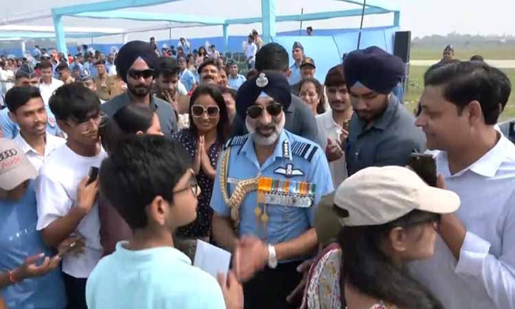 गाजियाबाद में 93वां वायु सेना दिवस समारोह, एयर चीफ मार्शल ने परेड का निरीक्षण किया