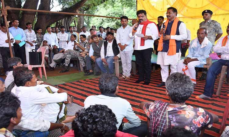 उपमुख्यमंत्री श्री शर्मा ने सुकमा में सीआरपीएफ कैंप का निरीक्षण किया, ग्रामीणों से की जनचौपाल में बातचीत