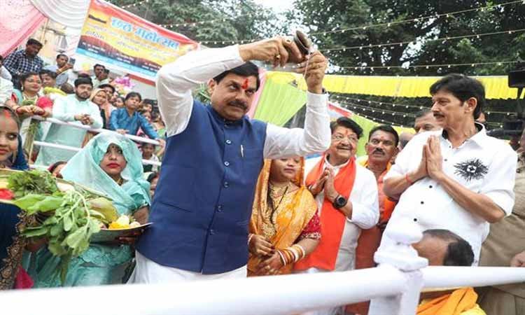 अपनों के सुख समृद्धि के लिए कष्ट सहते हुए आनंद के साथ व्रत रखने वाली माता-बहनों को मेरा नमन : मुख्यमंत्री डॉ. यादव