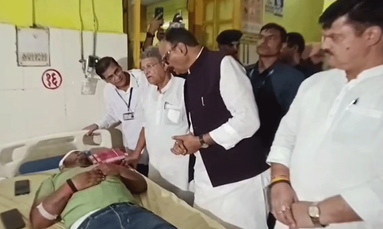 अयोध्या पहुंचे डिप्टी सीएम बृजेश पाठक, जिला अस्पताल का किया निरीक्षण, लापरवाह कर्मियों पर सख्त कार्रवाई की चेतावनी