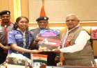 राज्यपाल श्री पटेल को भारत स्काउट्स एवं गाइड्स का बैज और स्कार्फ पहनाया