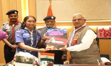 राज्यपाल श्री पटेल को भारत स्काउट्स एवं गाइड्स का बैज और स्कार्फ पहनाया