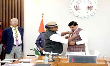 संस्था के 76वें स्थापना दिवस पर बैज और स्कार्फ से किया स्वागत