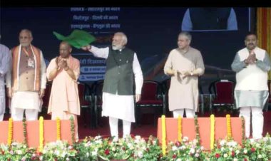 प्रधानमंत्री श्री नरेंद्र मोदी ने वाराणसी से चार नई वंदे भारत एक्सप्रेस ट्रेनों को हरी झंडी दिखाई