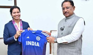 रायपुर : वर्ल्ड कप विजेता भारतीय महिला क्रिकेट टीम की फिजियोथेरेपिस्ट आकांक्षा सत्यवंशी ने मुख्यमंत्री से की मुलाकात