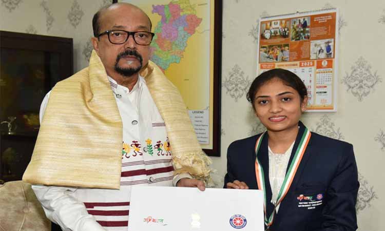 रायपुर : राष्ट्रपति पुरस्कार से सम्मानित एनएसएस की छात्रा लेखनी साहू ने राज्यपाल से की सौजन्य भेंट