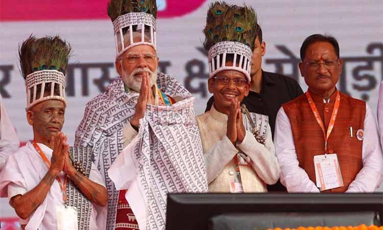 रायपुर : आस्था ने छुआ हृदय : प्रधानमंत्री श्री नरेंद्र मोदी से रामनामी समाज के प्रतिनिधियों की आत्मीय भेंट