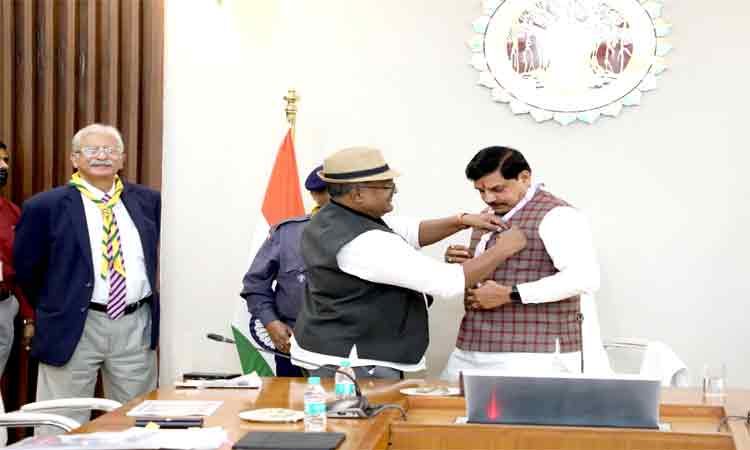 संस्था के 76वें स्थापना दिवस पर बैज और स्कार्फ से किया स्वागत