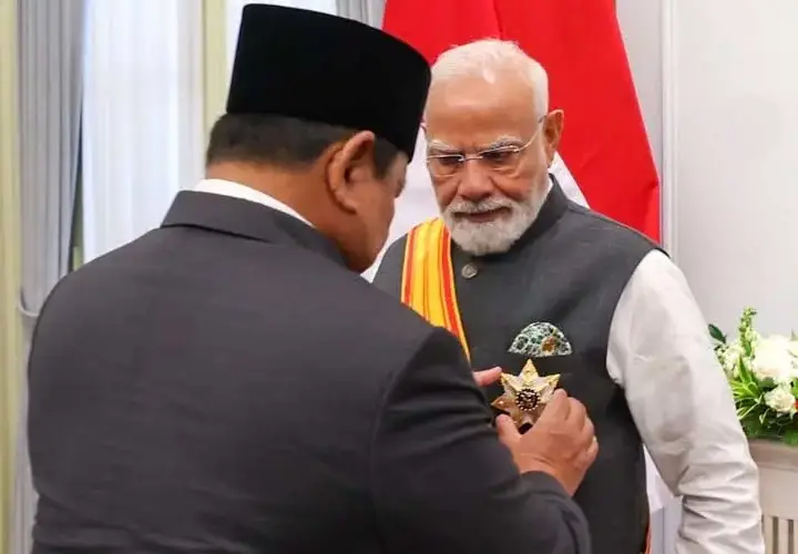 प्रधानमंत्री नरेंद्र मोदी राष्ट्रपति प्रबोवो सुबियांतो से इंडोनेशिया का सर्वोच्च नागरिक सम्मान बिनतांग आदिपूर्णा प्राप्त करते हुए