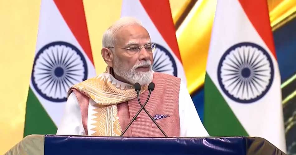 जकार्ता, इंडोनेशिया में भारतीय समुदाय को संबोधित करते हुए मंच पर माइक के सामने खड़े प्रधानमंत्री नरेंद्र मोदी, पृष्ठभूमि में भारतीय राष्ट्रीय ध्वज दिखाई दे रहे हैं।