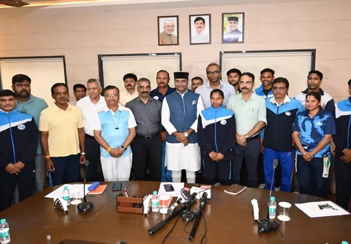 खेल मंत्री विश्वास सारंग टीटी नगर स्टेडियम भोपाल में एशियन गेम्स के लिए क्वालिफाई करने वाले मध्यप्रदेश के खिलाड़ियों के साथ ग्रुप फोटो में